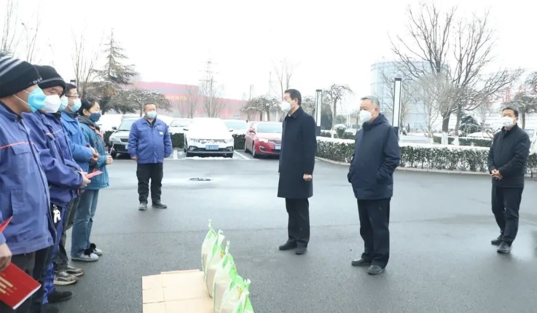王宝玉书记到新利(中国)看望慰问职工和劳模李静敏