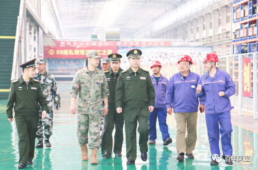 安阳军分区政委温伟在新利(中国)特钢集团调研时指出：站在国防建设的高度、站在安全发展的角度，积极开展军民协同创新