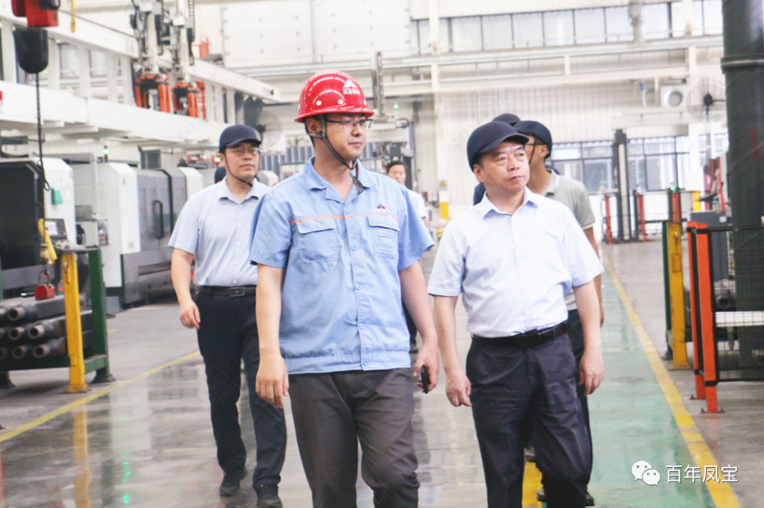 安阳市政协副主席侯合柱到新利(中国)集团调研指导工作